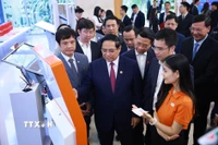 Thủ tướng Phạm Minh Chính tham quan trưng bày về phát triển khoa học, công nghệ, đổi mới sáng tạo và chuyển đổi số. (Ảnh: Dương Giang/TTXVN)