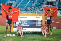 4 vận động viên Tạ Ngọc Tưởng, Nguyễn Thị Ngọc, Lê Ngọc Phúc và Nguyễn Thị Hằng giành HCV nội dung hỗn hợp nam nữ 4x400m, phá kỷ lục SEA Games. (Ảnh: Minh Quyết/TTXVN)