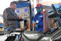 Mua, bán xăng tại điểm kinh doanh xăng dầu Petrolimex Trần Quang Khải, Hà Nội. (Ảnh: Trần Việt/TTXVN)