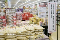 Gạo được bán tại siêu thị ở Sendai, Nhật Bản. (Ảnh: Kyodo/TTXVN)