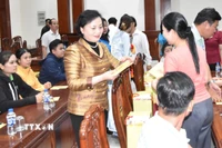Bí thư Trung ương Đảng, Phó Thủ tướng Chính phủ Phạm Thị Thanh Trà tặng quà cho công nhân có hoàn cảnh khó khăn ở Đồng Tháp. (Ảnh: Hữu Chí/TTXVN)