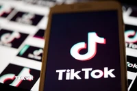 Biểu tượng nền tảng TikTok trên màn hình điện thoại ở Arlington, Virginia, Mỹ. (Nguồn: THX/TTXVN)