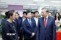 Tổng Bí thư Tô Lâm tới thăm, chúc tết cán bộ, phóng viên, biên tập viên, kỹ thuật viên và người lao động Đài Truyền hình Việt Nam. (Ảnh: Thống Nhất/TTXVN)