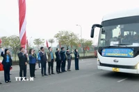 Đại diện lãnh đạo thành phố Hà Nội và các cấp Công đoàn Thủ đô trực tiếp thăm hỏi, tiễn công nhân lao động cùng người thân về quê đón Tết. (Ảnh: Minh Nghĩa/TTXVN)