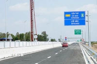 Các phương tiện lưu thông trên Dự án cao tốc Cần Thơ-Cà Mau. (Ảnh: Tuấn Phi/TTXVN)