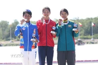 Hồ Thị Duy (giữa) giành HCV đầu tiên cho Việt Nam trong ngày 17/12. (Ảnh: TTXVN phát)