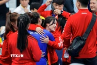 Niềm vui của đội tuyển cử tạ Việt Nam khi Trần Đình Thắng giành HCV. (Ảnh: Minh Quyết/TTXVN)