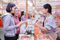 Khách hàng mua sắm tại Hội chợ Mùa Xuân 2026. (Ảnh: TTXVN)