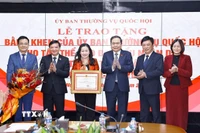 Chủ tịch Quốc hội Trần Thanh Mẫn tặng Bằng khen cho tập thể Báo Đại biểu Nhân dân đạt thành tích xuất sắc trong công tác chuyển đổi số. (Ảnh: Doãn Tấn/TTXVN)