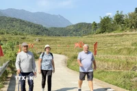 Du khách quốc tế thăm Pù Luông. (Ảnh: Hoa Mai/TTXVN)