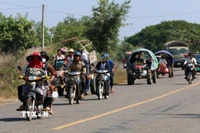 Người dân Campuchia sơ tán tới điểm trú ẩn an toàn ở tỉnh Siem Reap ngày 8/12/2025. (Ảnh: THX/TTXVN)