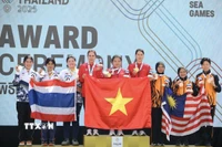 Các xạ thủ Trịnh Thu Vinh, Nguyễn Thùy Trang và Triệu Thị Hoa Hồng thi đấu xuất sắc, mang về tấm huy chương Vàng nội dung đồng đội 10m súng ngắn hơi nữ. (Ảnh: Nguyên Khang/TTXVN phát)