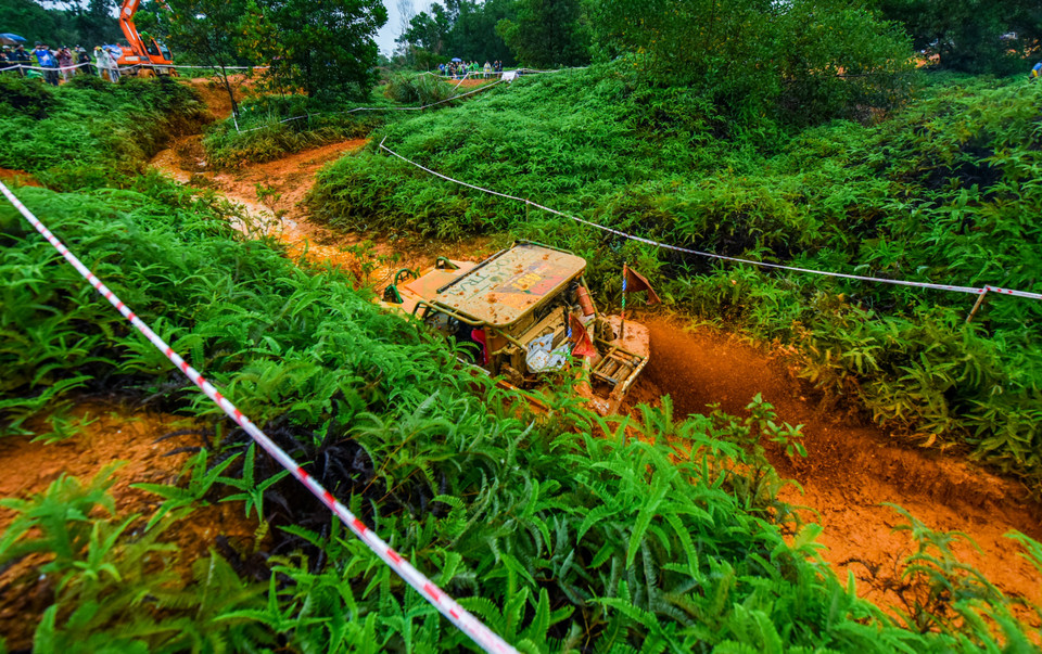 Các tay đua cùng chiếc xế của mình phải "cày đường, xé đất" theo đúng nghĩa đen. (Ảnh: PV/Vietnam+)
