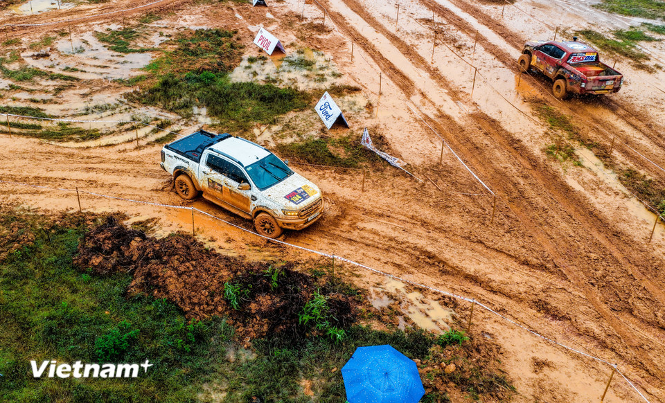 Hôm nay trời mưa mưa kéo dài khiến nhiều khu vực trong đường đua ngập chìm trong nước. Tuy vậy trận so tài vẫn diễn ra vô cùng kịch tính. (Ảnh: PV/Vietnam+)