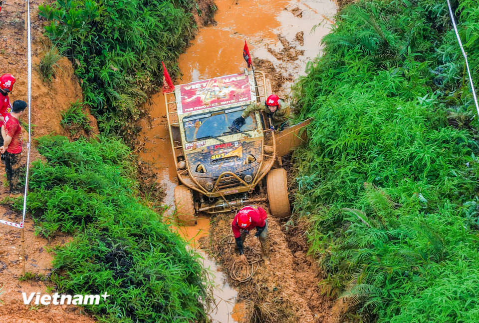 Các tay đua phải vượt qua những cung đường vô cùng khó khăn. (Ảnh: PV/Vietnam+)