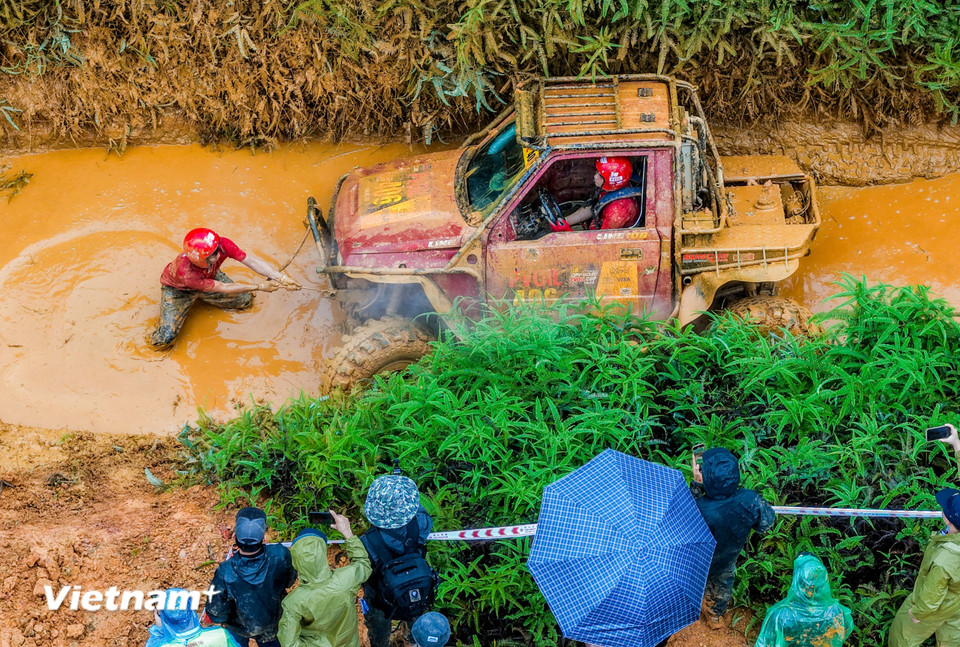 Thành viên hỗ trợ của đội 406 đang kéo chiếc xe của mình vượt qua vũng bùn. Đây là hình ảnh quen thuộc với những khán giả của VOC. (Ảnh: PV/Vietnam+)