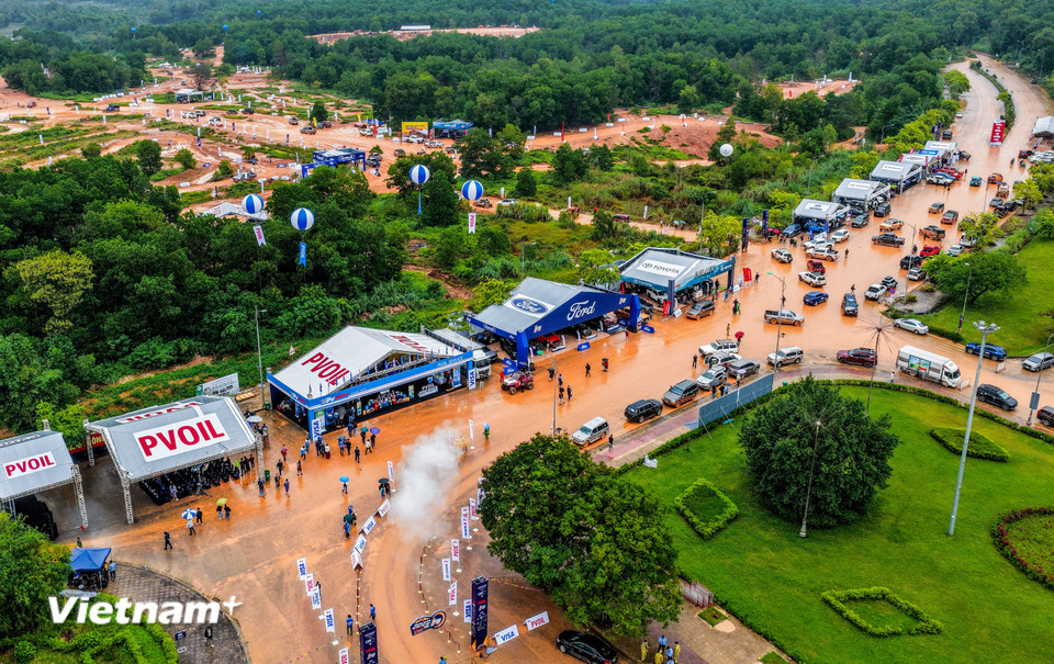 Hôm nay 1/11, Giải Đua xe Ôtô Địa hình Việt Nam (PVOIL VOC 2025) chính thức khai mạc tại Làng Văn hoá Du lịch các dân tộc Việt Nam. (Ảnh: PV/Vietnam+)