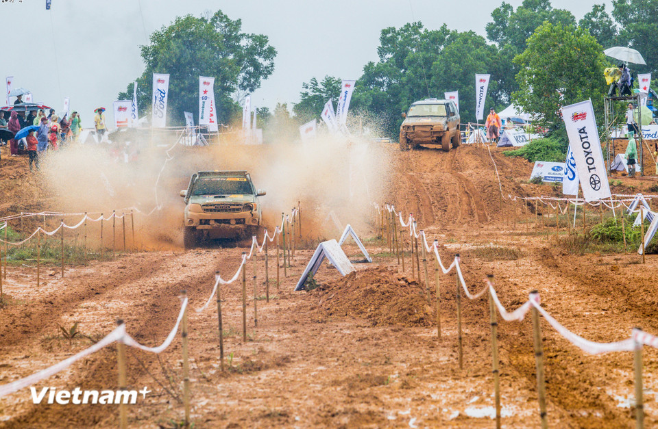 Đây là lần đầu tiên khán giả được trực tiếp chứng kiến hai xe cùng hạng tranh tài liên tục trên hai đường thi liền kề, tạo nên không khí ganh đua sôi động, gay cấn với nhịp độ thi đấu liên tục. (Ảnh: PV/Vietnam+)