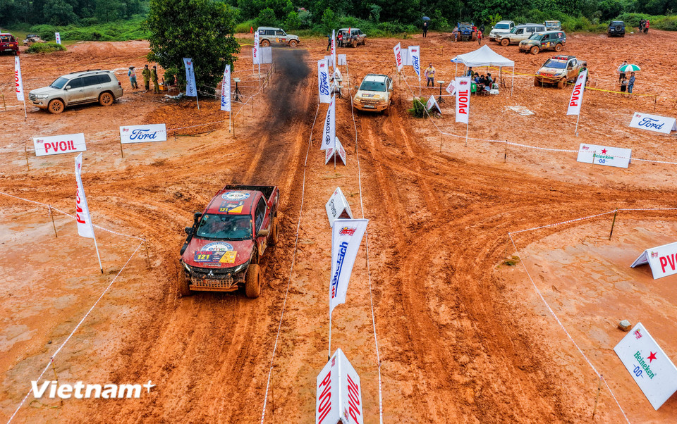 So với năm 2024, giải năm nay tăng gần gấp đôi số lượng đường thi, từ 14 - 23 đường thi cùng 1 đường đua phiêu lưu (Adventure) đặc biệt diễn ra vào đêm 1/11 trên diện tích hơn 150 héc ta, bao gồm địa hình đường đất, rừng và đầm lầy. (Ảnh: PV/Vietnam+)