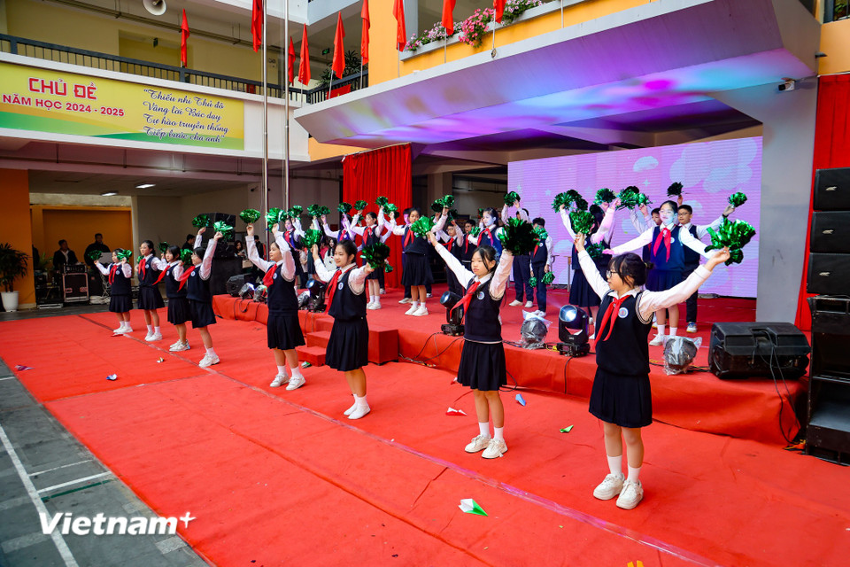 Các tiết mục của em học sinh mang những màu sắc tươi vui, trong sáng của lứa tuổi học trò. (Ảnh: Minh Hiếu/Vietnam+)