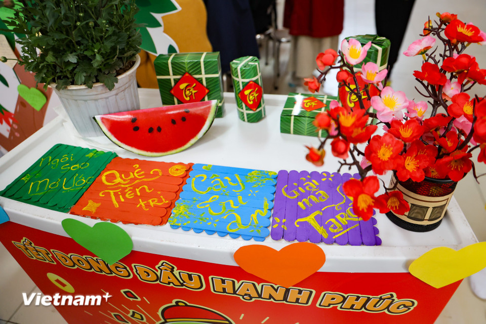 Khu vực bày biện chủ đề Tết của các em học sinh. (Ảnh: Minh Hiếu/Vietnam+)