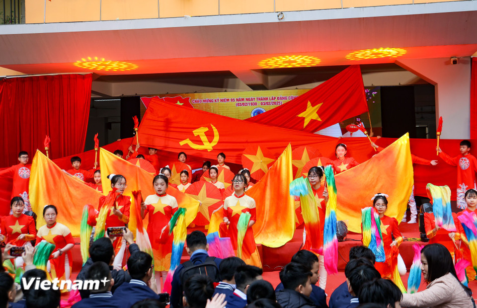 Các tiết mục văn nghệ được dàn dựng công phu với chủ đề ca ngợi Đảng quang vinh, Bác Hồ vĩ đại, ca ngợi tình yêu quê hương đất nước. (Ảnh: Minh Hiếu/Vietnam+)