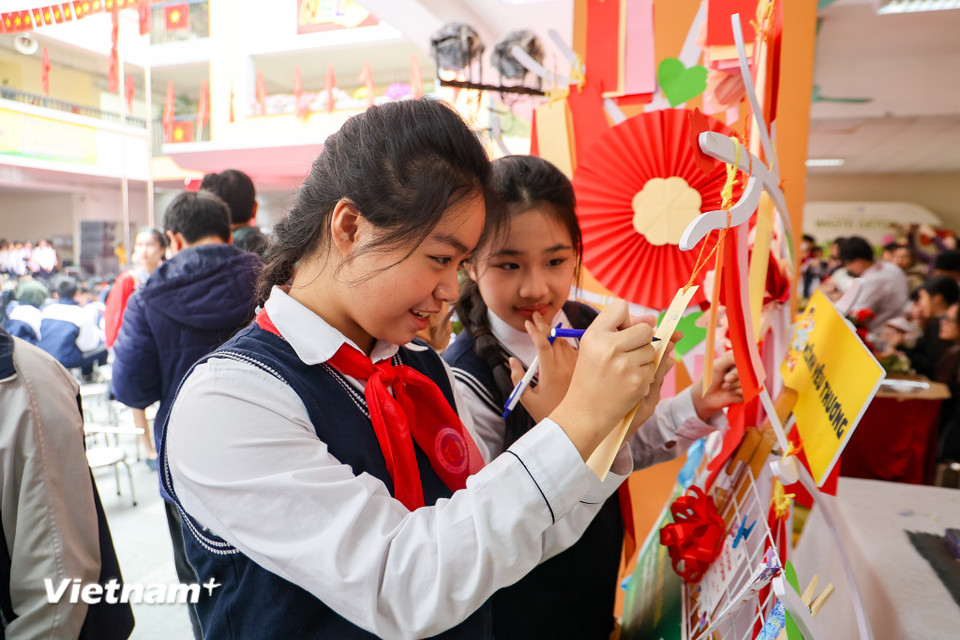 Các em rất hào hứng và tích cực tham gia hoạt động trải nghiệm dịp Tết cho thấy sự kết nối giữa thế hệ trẻ với những giá trị cốt lõi của dân tộc. (Ảnh: Minh Hiếu/Vietnam+)
