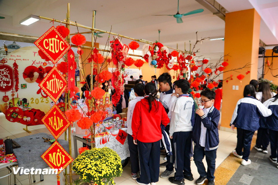 Điều đặc biệt, toàn bộ doanh thu từ những sản phẩm như móc len, chữ thư pháp chúc Tết, đồ thủ công hand-made… do chính các em học sinh trường Ngô Sĩ Liên tự tay làm và bày bán sẽ được trích ra để hỗ trợ những hoàn cảnh khó khăn, mang đến một mùa xuân ấm áp hơn cho những người cần giúp đỡ. (Ảnh: Minh Hiếu/Vietnam+)