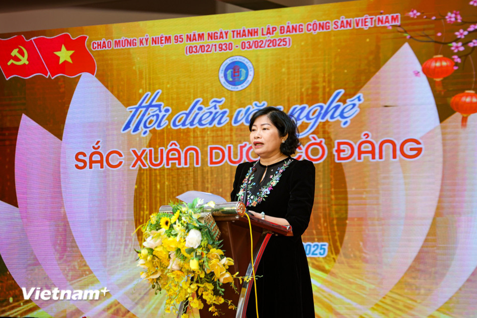 Cô Phạm Thu Hà, Hiệu trưởng Trường Trung học cơ sở Ngô Sĩ Liên cho biết việc tổ chức văn nghệ với mong muốn cùng nhau các em học sinh ôn lại truyền thống cách mạng vẻ vang của Đảng Cộng sản Việt Nam, tự hào về những thành tựu của Đảng trong công cuộc đổi mới đất nước và ngày càng tin tưởng vào sự lãnh đạo của Đảng trong thời gian tiếp theo. (Ảnh: Minh Hiếu/Vietnam+)