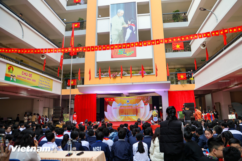Trong không khí hào hứng, sôi nổi chào Xuân mới Ất Tỵ 2025 và hướng tới kỷ niệm 95 năm Ngày thành lập Đảng Cộng sản Việt Nam 3/2 (1930-2025), các trường học trên địa bàn Thủ đô đã tổ chức nhiều hoạt động ý nghĩa, phát huy tinh thần tuổi trẻ. (Ảnh: Minh Hiếu/Vietnam+)