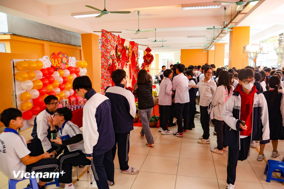 Bên cạnh hoạt động văn nghệ, các em học sinh Trường Trung học cơ sở Ngô Sĩ Liên dịp này cũng tổ chức hoạt động " Hội chợ Xuân" để chào mừng Tết Ất Tỵ 2025. (Ảnh: Minh Hiếu/Vietnam+)