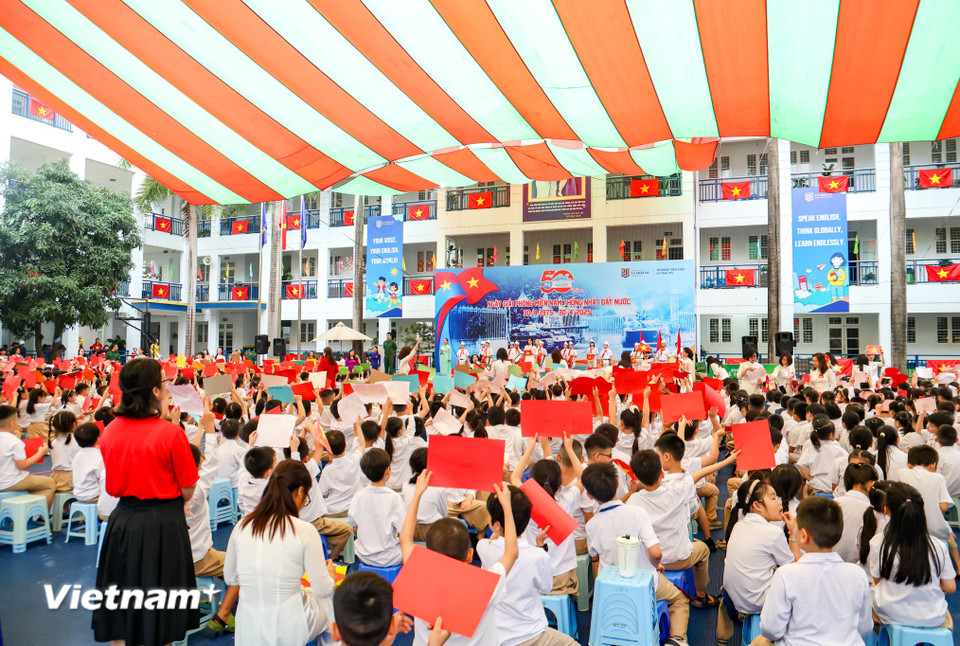 Trong không khí hào hứng, sôi nổi chào mừng dịp Kỷ niệm 50 năm ngày giải phóng miền Nam thống nhất đất nước (30/4/1975-30/4/2025), các trường học trên địa bàn Hà Nội đã tổ chức nhiều chương trình sinh hoạt ý nghĩa. (Ảnh: Minh Hiếu/Vietnam+)