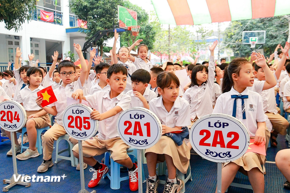 Học sinh hăng hái, sôi nổi tham gia trả lời các câu hỏi liên quan đến sự kiện lịch sử. (Ảnh: Minh Hiếu/Vietnam+)