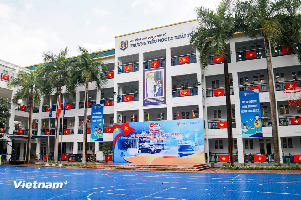 Khuôn viên trường học được trang trí rực rỡ cờ đỏ sao vàng. (Ảnh: Minh Hiếu/Vietnam+)