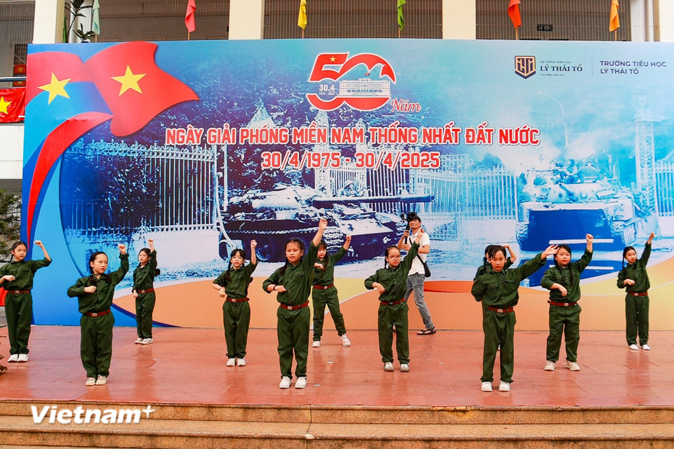 Các em học sinh trong trường đã cùng tham gia, biểu diễn các tiết mục văn nghệ đặc sắc, tái hiện lịch sử hào hùng. (Ảnh: Minh Hiếu/Vietnam+)
