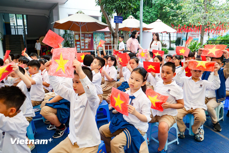 Đây cũng là dịp để các thế hệ hôm nay gửi lời tri ân sâu sắc đến các thế hệ cha ông đã hy sinh xương máu, cống hiến để đất nước được trường tồn. (Ảnh: Minh Hiếu/Vietnam+)