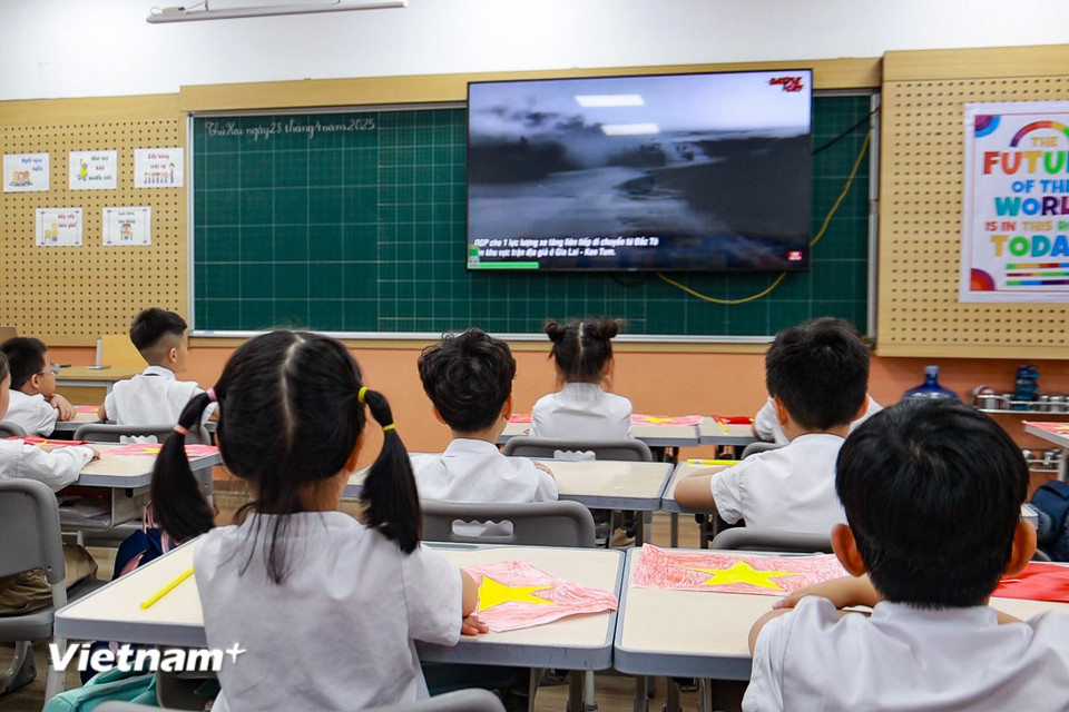 Tại các lớp học, không chỉ được xem lại những thước phim lịch sử, các em còn được trực tiếp tham gia tìm hiểu, thể hiện hiểu biết của mình về cuộc đấu tranh giành độc lập của cha ông. (Ảnh: Minh Hiếu/Vietnam+)