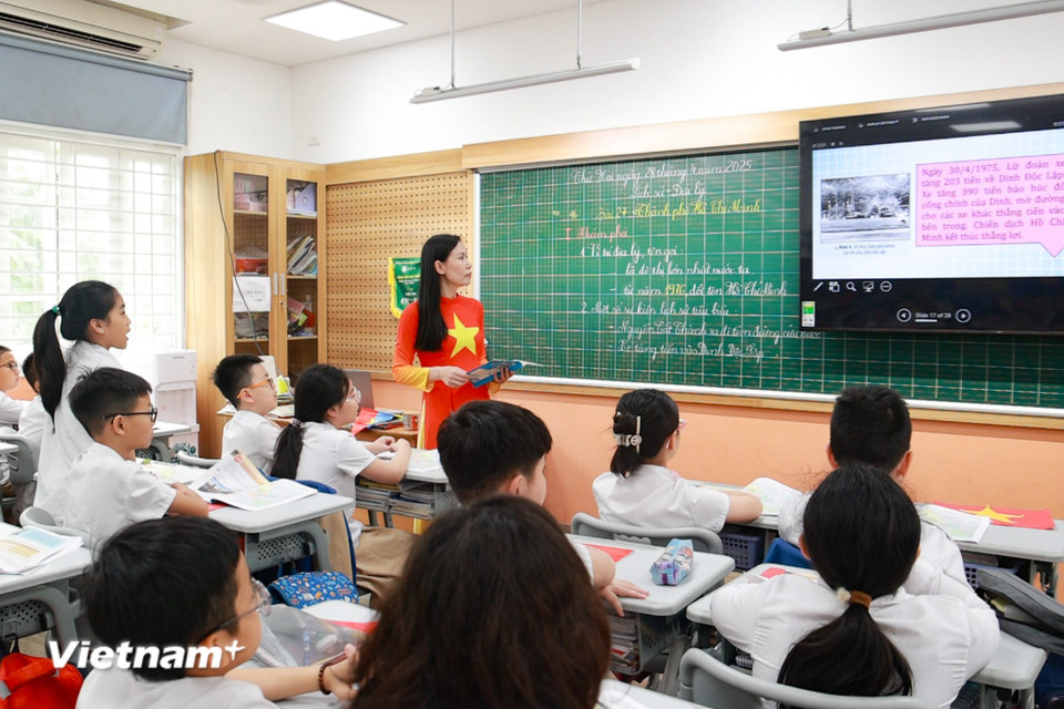 Các hoạt động vừa là bài học, vừa giúp các em hiểu thêm về truyền thống đấu tranh cách mạng của dân tộc. (Ảnh: Minh Hiếu/Vietnam+)