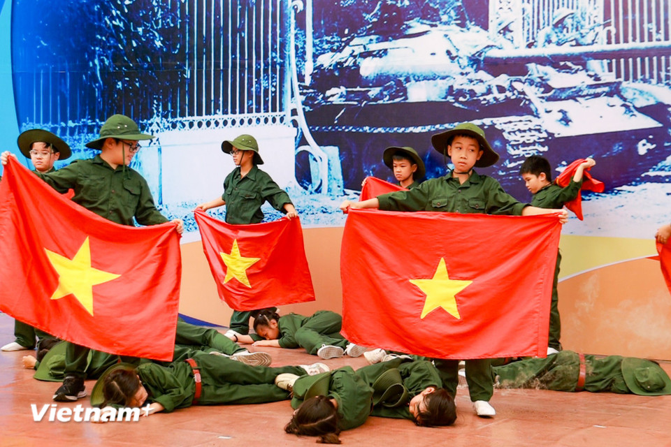 Các tiết mục tái hiện những khoảnh khắc của lịch sử: Từ những ngày vượt núi, ngủ hầm, chiến đấu gian nan; tấm gương hy sinh của 10 cô gái tại ngã 3 Đồng Lộc... (Ảnh: Minh Hiếu/Vietnam+)