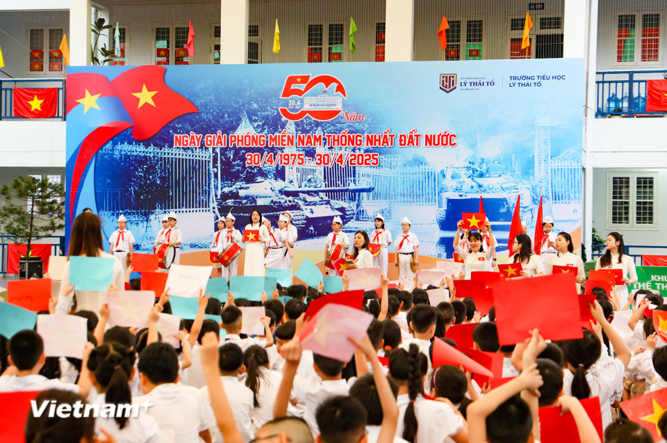 Trường tiểu học Lý Thái Tổ (quận Cầu Giấy, Hà Nội) tổ chức buổi sinh hoạt dưới cờ với chủ đề “Kỷ niệm 50 ngày giải phóng miền Nam, thống nhất đất nước”. (Ảnh: Minh Hiếu/Vietnam+)