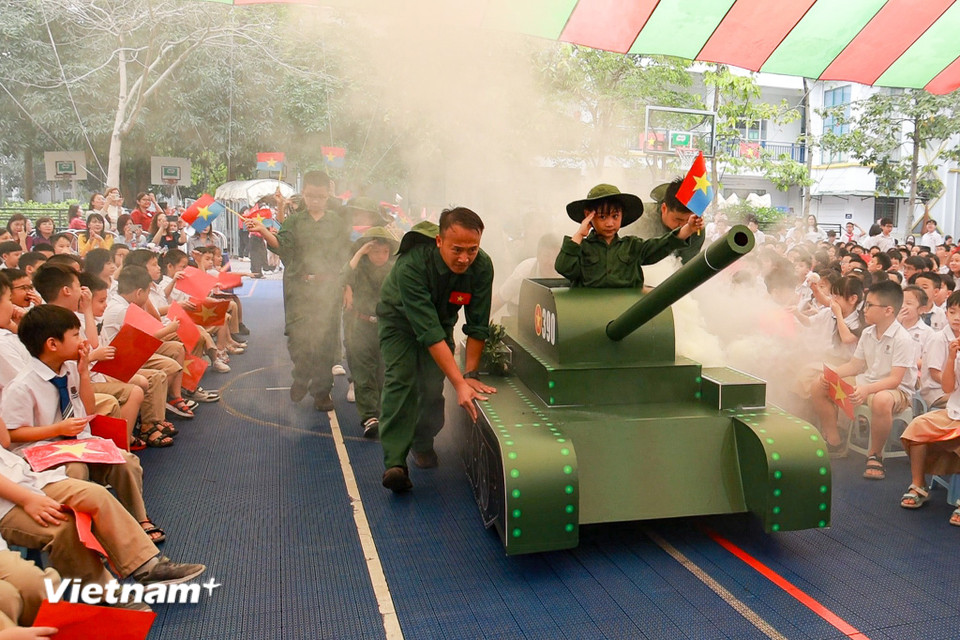 Giây phút chiếc xe tăng của quân giải phóng tiến vào Dinh Độc lập được chính học sinh và giáo viên của nhà trường tái hiện sống động. (Ảnh: Minh Hiếu/Vietnam+)
