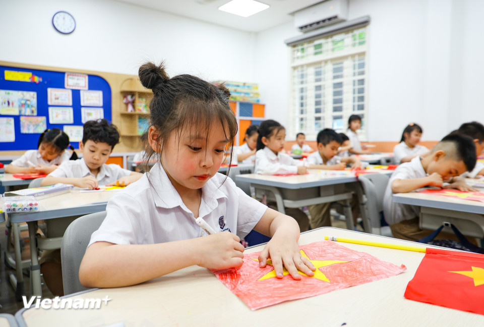 Em Phương Chi cho biết, em rất thích thú với những hoạt động hưởng ứng 50 năm ngày giải phóng miền Nam thống nhất đất nước. (Ảnh: Minh Hiếu/Vietnam+)