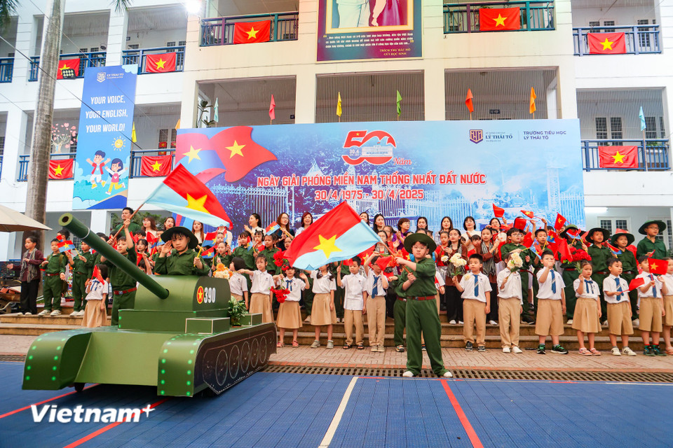 Các tiết mục được dàn dựng công phu, mang nét tươi sáng, hồn nhiên của lứa tuổi học sinh. (Ảnh: Minh Hiếu/Vietnam+)