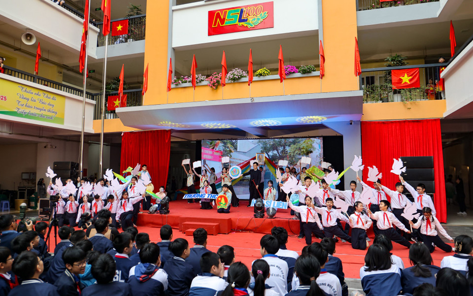 Hòa trong không khí chung, Trường Trung học cơ sở Ngô Sĩ Liên (quận Hoàn Kiếm, Hà Nội) đã tổ chức chuỗi sự kiện "Hội diễn văn nghệ Sắc xuân dưới cờ Đảng". (Ảnh: Minh Hiếu/Vietnam+)