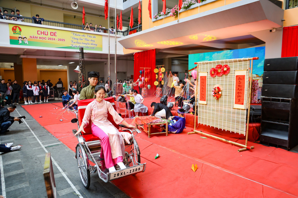 Các em học sinh trong trường đã cùng tham gia, biểu diễn biểu diễn các tiết mục văn nghệ với nhiều thể loại đa dạng, phong phú, thu hút khán giả. (Ảnh: Minh Hiếu/Vietnam+)