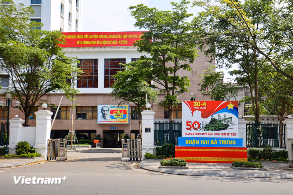 Các cơ quan, đoàn thể cũng trang trí rực rỡ nhân dịp này. Hàng loạt pano cỡ lớn, đèn LED, băng rôn với khẩu hiệu chào mừng kỷ niệm tại Uỷ ban nhân dân quận Hai Bà Trưng. (Ảnh: Minh Hiếu/Vietnam+)
