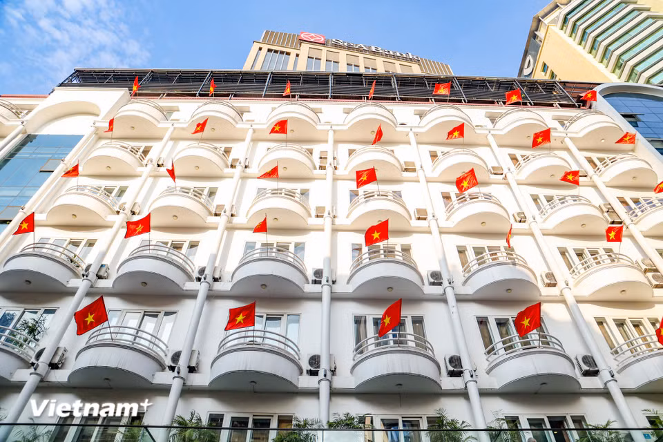 "Cờ đỏ sao vàng" tung bay trong gió chào mừng 50 năm ngày Giải phóng miền Nam thống nhất đất nước và ngày quốc tế lao động. Việc treo cờ vào mỗi dịp lễ lớn của Tổ quốc đã trở thành nét đẹp, niềm tự hào dân tộc của mỗi người con Việt Nam. (Ảnh: Minh Hiếu/Vietnam+)