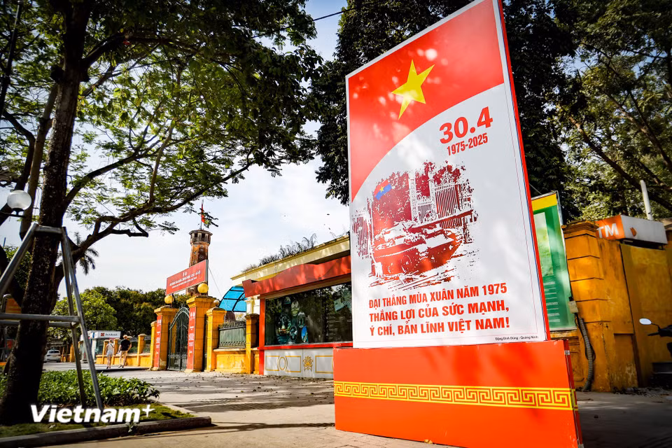 Hoạt động trang trí, tuyên truyền cổ động được thực hiện nhằm khích lệ, cổ vũ các thế hệ người Việt Nam tích cực học tập, phấn đấu, cống hiến sức lực, trí tuệ, góp phần xây dựng, phát triển Thủ đô và đất nước. (Ảnh: Minh Hiếu/Vietnam+)