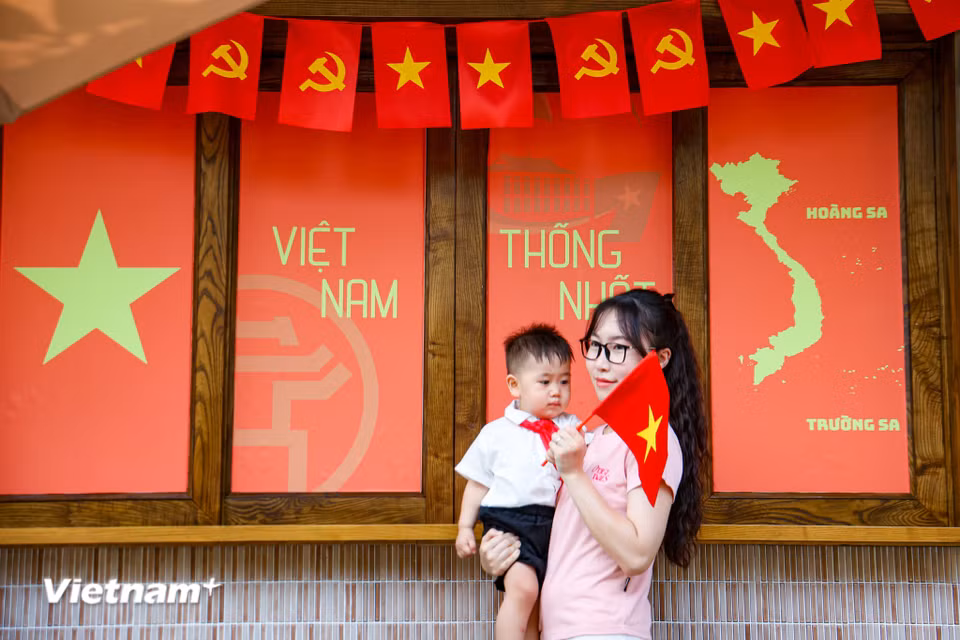 Lan tỏa tình yêu đất nước qua hình ảnh lá cờ Tổ quốc đang trở thành một xu hướng phổ biến trong giới trẻ. (Ảnh: Minh Hiếu/Vietnam+)