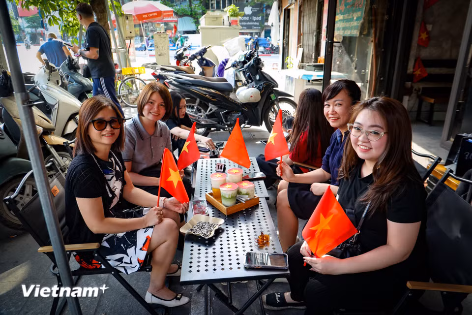 Đây là một xu hướng mới xuất hiện trong vài năm gần đây và được nhiều người dân hưởng ứng như một cách thể hiện sự quan tâm, đoàn kết trước dịp kỷ niệm có ý nghĩa lịch sử-văn hóa của đất nước. (Ảnh: Minh Hiếu/Vietnam+)